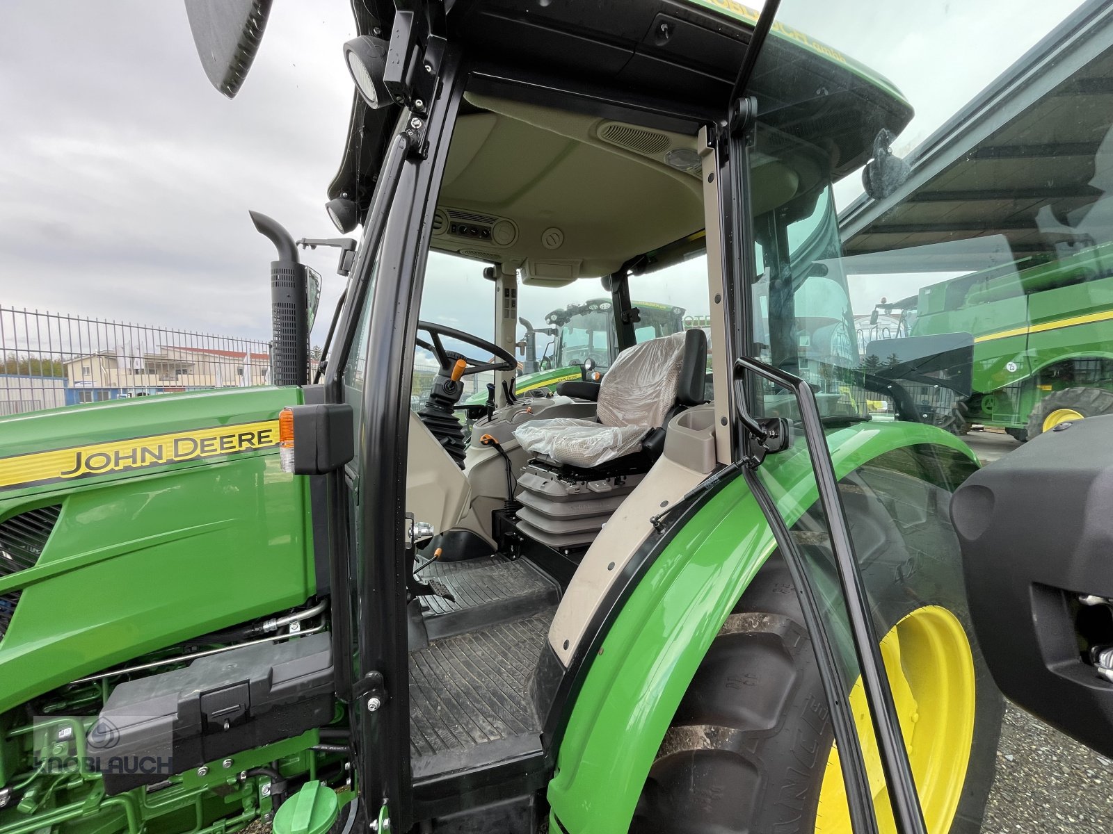 Traktor van het type John Deere 5067E, Neumaschine in Ringsheim (Foto 7)