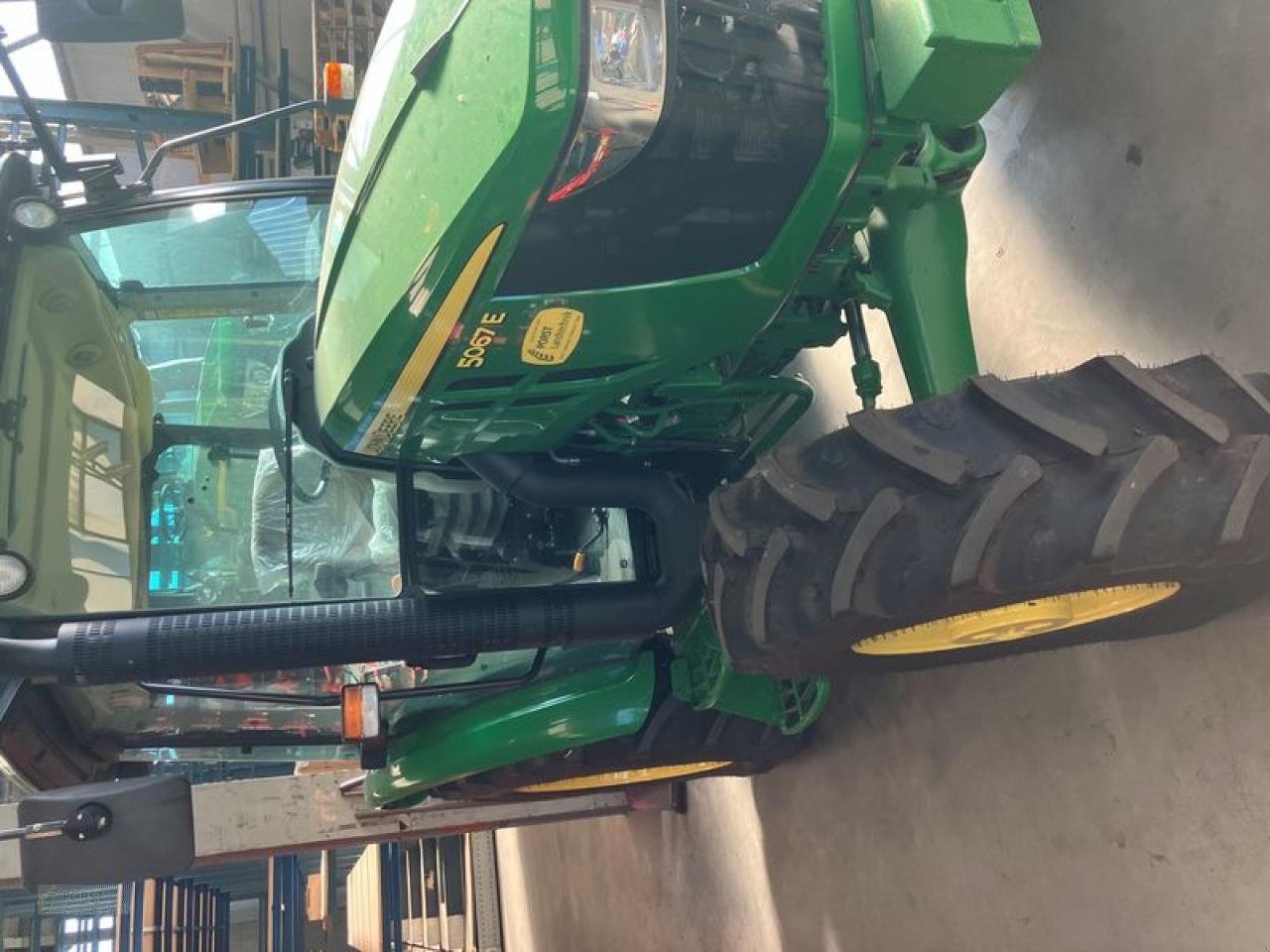 Traktor tipa John Deere 5067E, Neumaschine u Jahnatal (Slika 1)