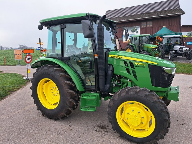 Traktor of the type John Deere 5067E, Neumaschine in Oetwil am See (Picture 4)