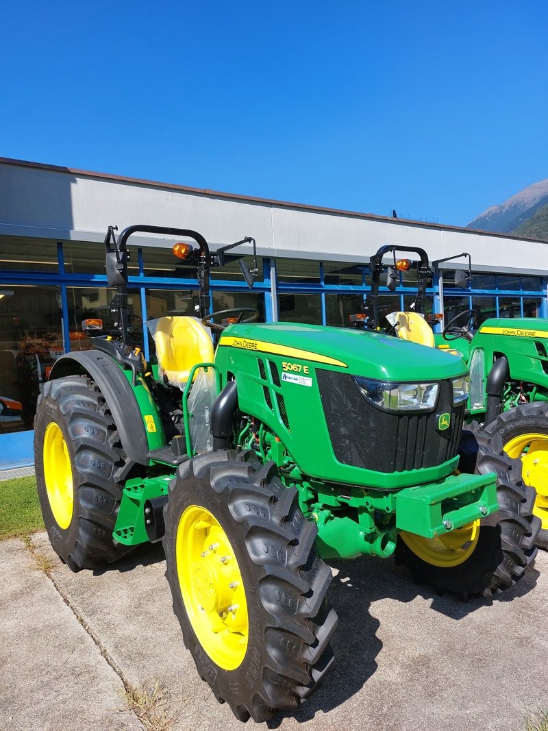 Traktor of the type John Deere 5067E, Neumaschine in Arbedo (Picture 1)