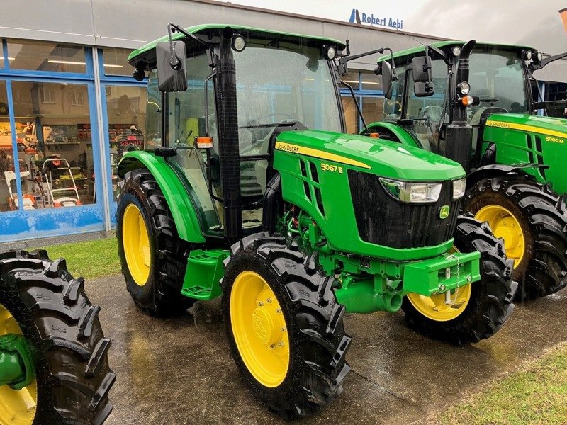 Traktor van het type John Deere 5067E, Neumaschine in Arbedo