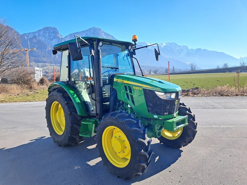 Traktor Türe ait John Deere 5067E, Neumaschine içinde Landquart (resim 2)