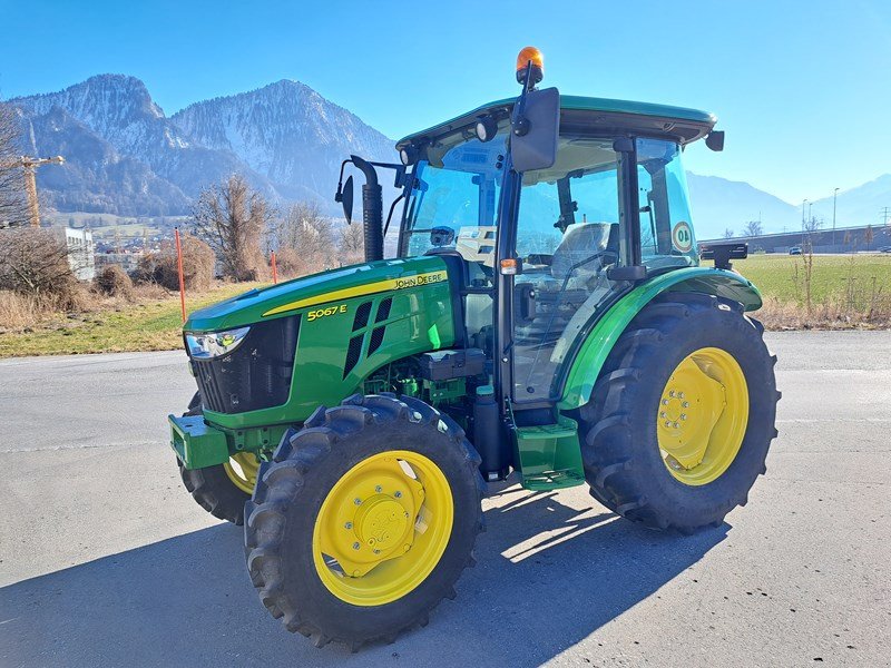 Traktor of the type John Deere 5067E, Neumaschine in Landquart (Picture 1)