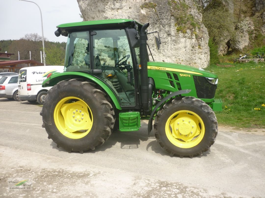 Traktor типа John Deere 5067E, Gebrauchtmaschine в Pegnitz-Bronn (Фотография 1)