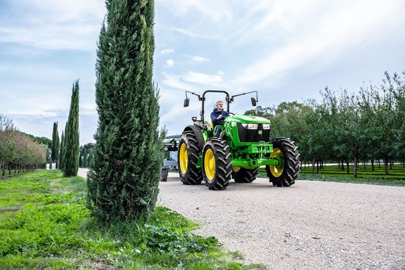 Traktor of the type John Deere 5067E, Neumaschine in Regensdorf (Picture 2)