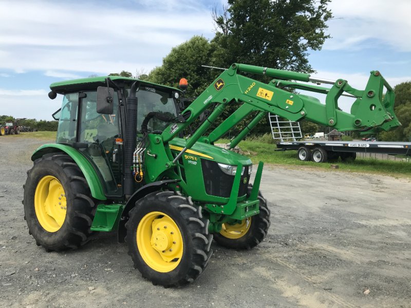 Traktor типа John Deere 5075 E + CHARGEUR, Gebrauchtmaschine в UZERCHE (Фотография 1)