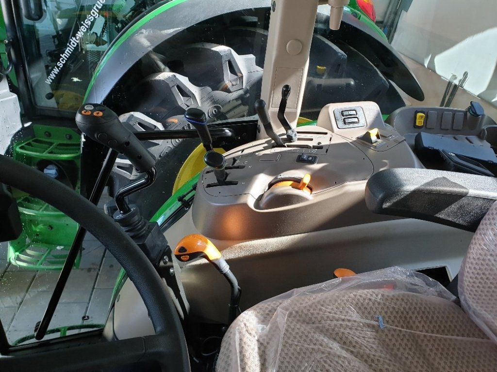 Traktor du type John Deere 5075 E, Gebrauchtmaschine en Herrenberg (Photo 5)