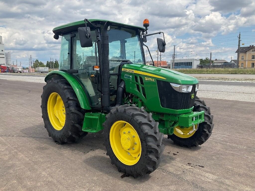 Traktor del tipo John Deere 5075 E, Neumaschine en Pasching (Imagen 1)