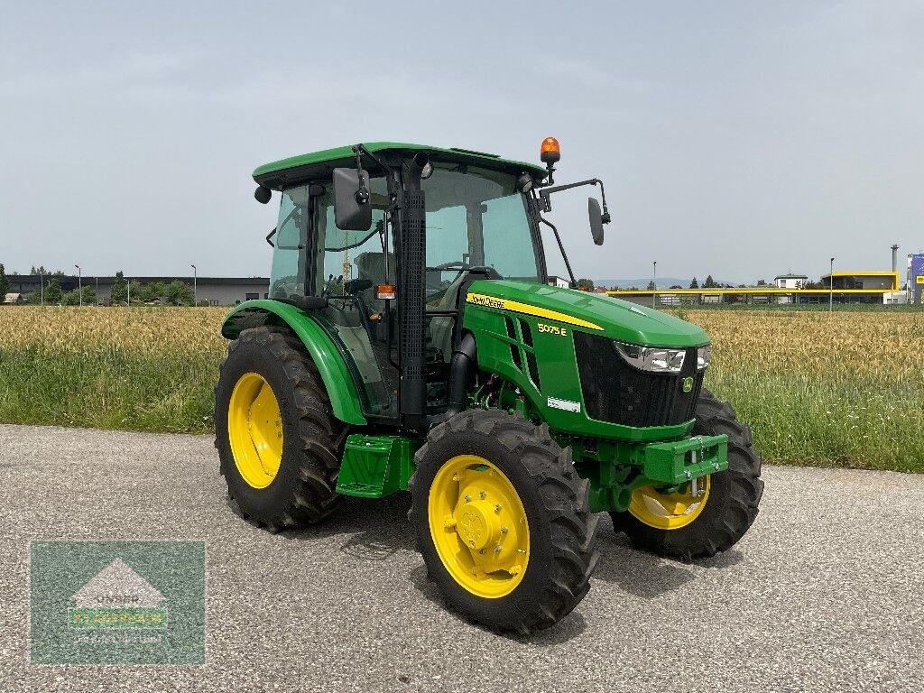 Traktor от тип John Deere 5075 E, Neumaschine в Eferding (Снимка 3)