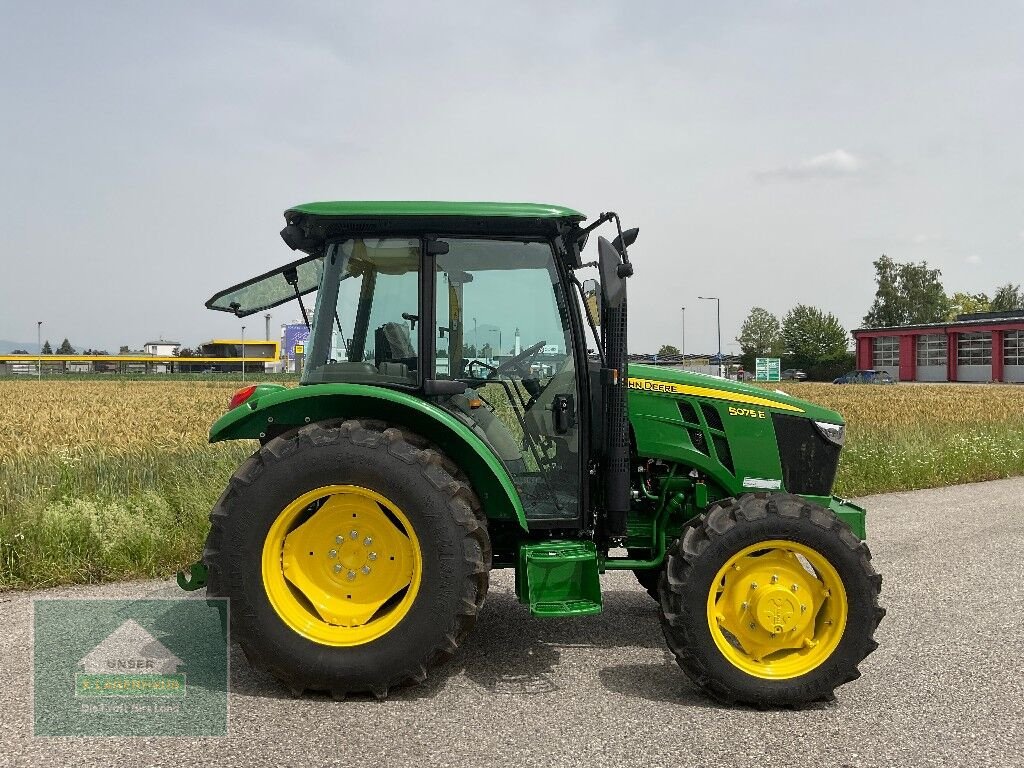 Traktor van het type John Deere 5075 E, Neumaschine in Eferding (Foto 4)