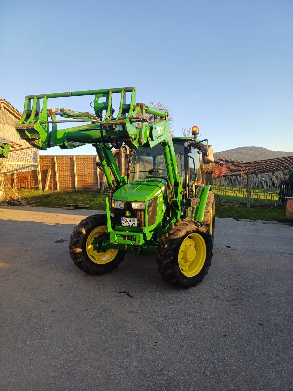 Traktor des Typs John Deere 5075 E, Gebrauchtmaschine in Rinchnach (Bild 1)