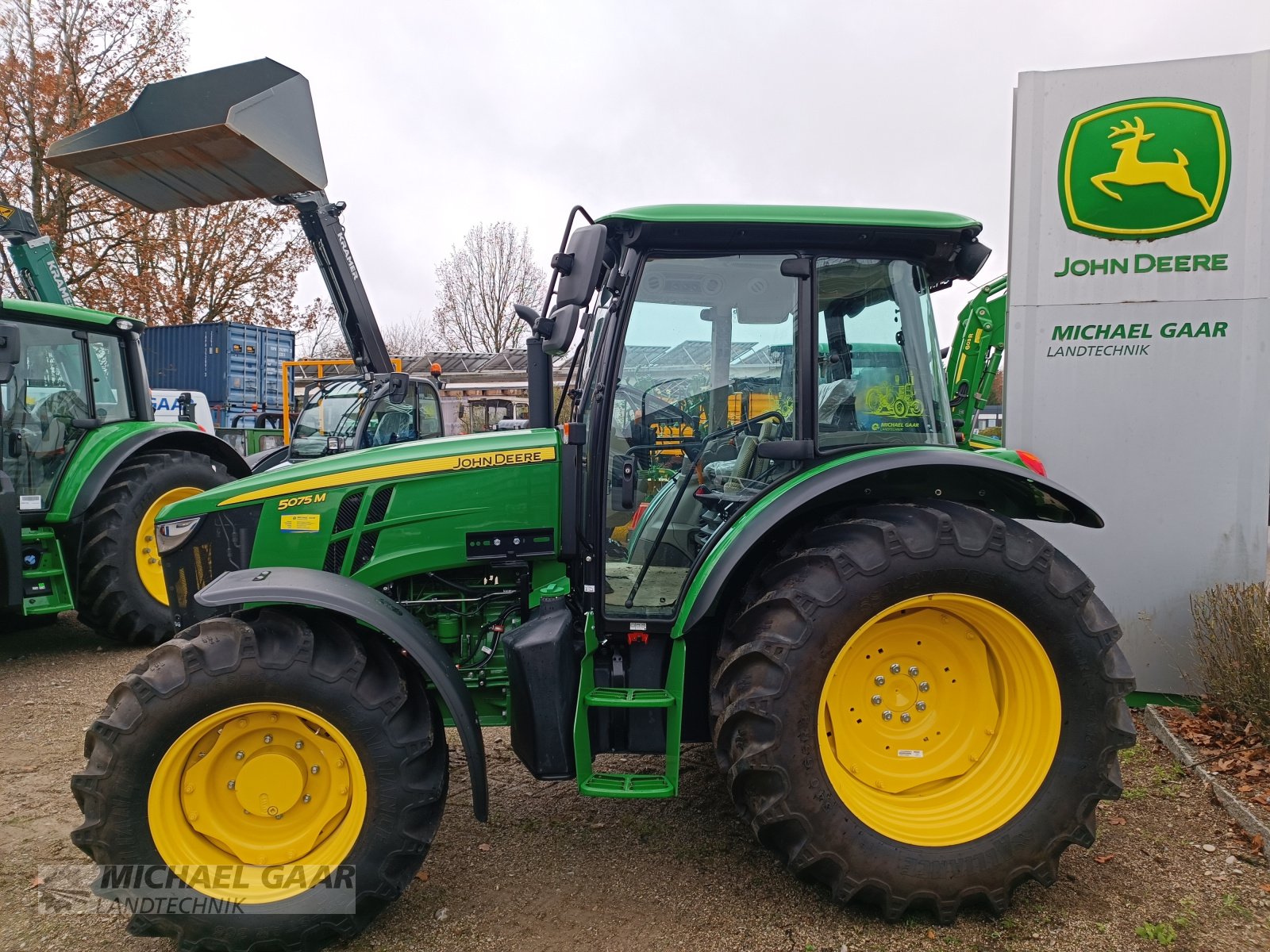 Traktor of the type John Deere 5075 M, Neumaschine in Höhenkirchen-Siegertsbrunn (Picture 1)