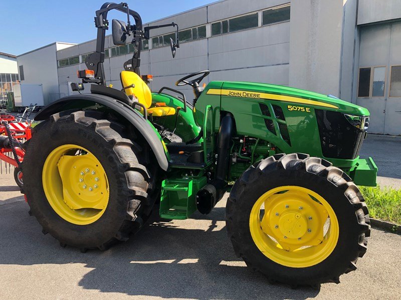 Traktor of the type John Deere 5075E OOS, Neumaschine in Landquart (Picture 1)