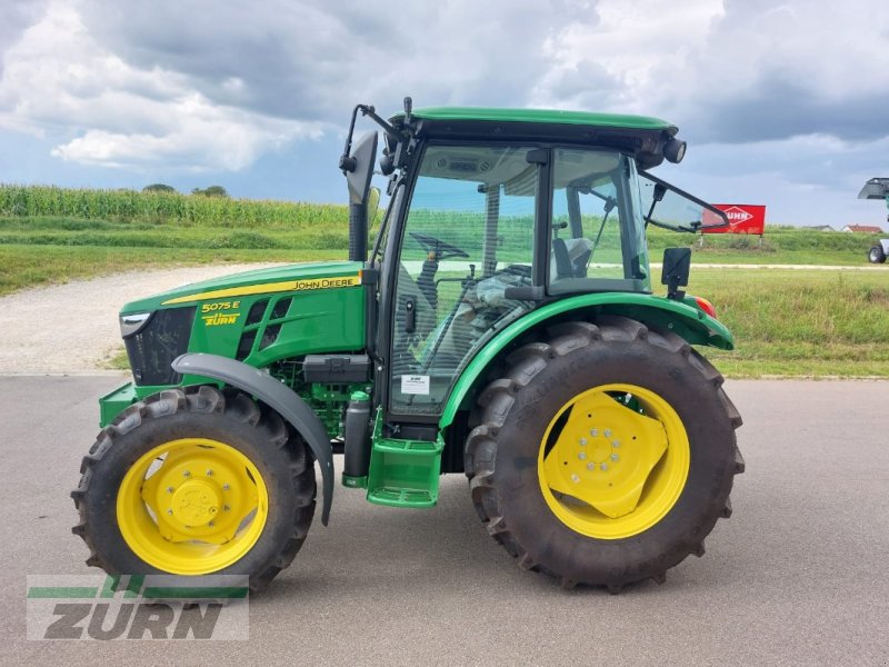 Traktor of the type John Deere 5075E, Neumaschine in Inneringen (Picture 1)