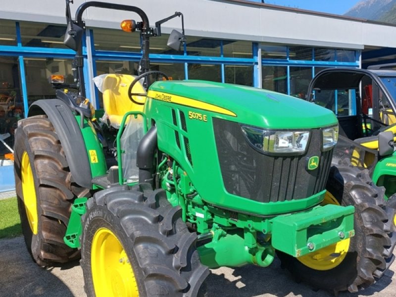 Traktor of the type John Deere 5075E, Neumaschine in Arbedo (Picture 1)