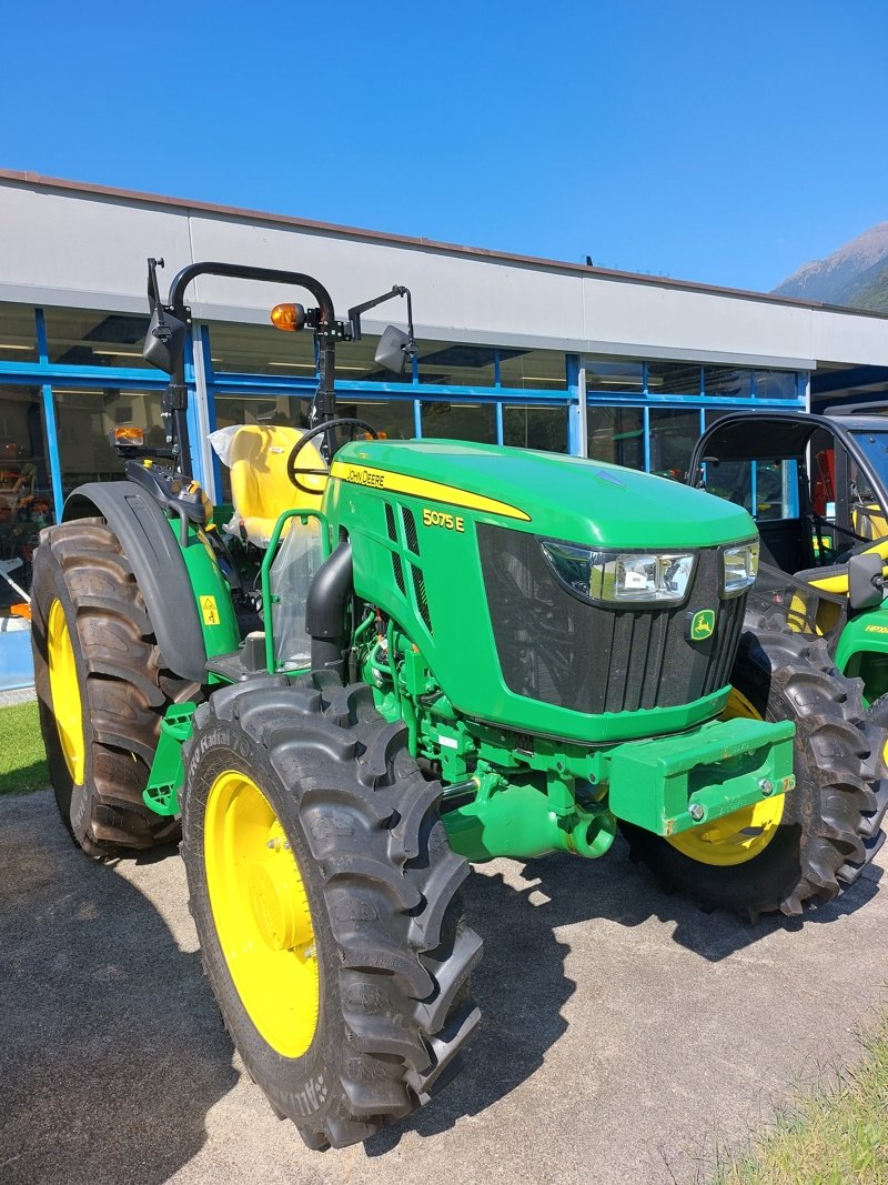 Traktor Türe ait John Deere 5075E, Neumaschine içinde Arbedo (resim 1)