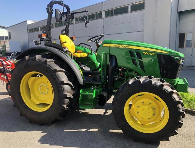 Traktor Türe ait John Deere 5075E, Neumaschine içinde Ersingen (resim 1)