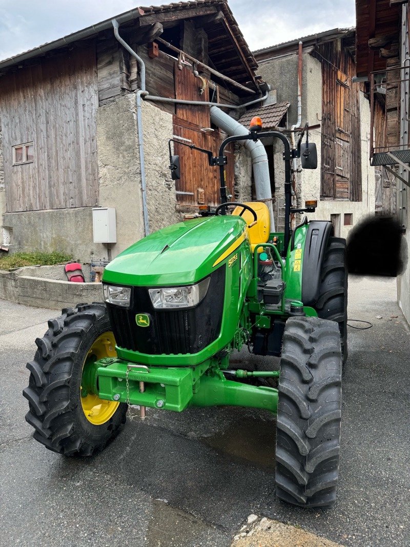 Traktor of the type John Deere 5075E, Gebrauchtmaschine in Susten (Picture 1)