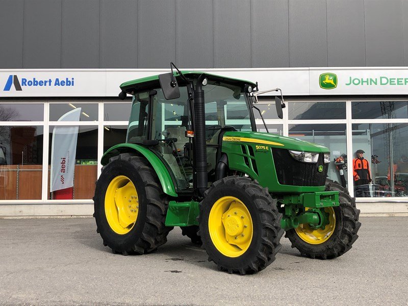 Traktor van het type John Deere 5075E, Neumaschine in Susten (Foto 1)