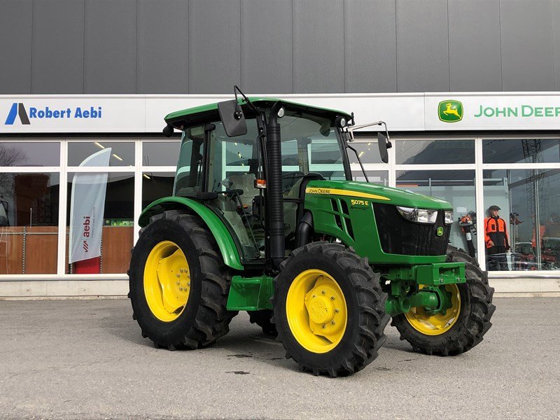 Traktor of the type John Deere 5075E, Neumaschine in Susten (Picture 1)