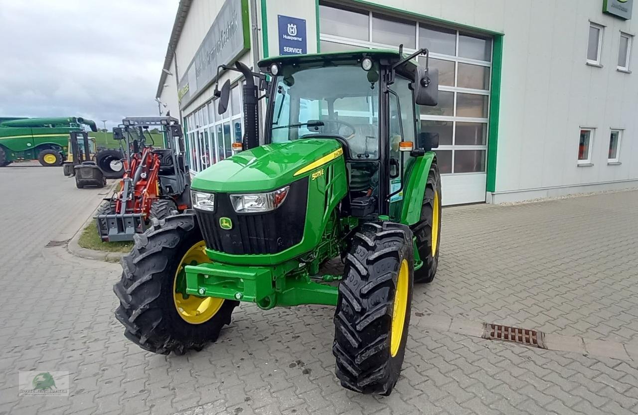 Traktor of the type John Deere 5075E, Neumaschine in Triebes (Picture 2)