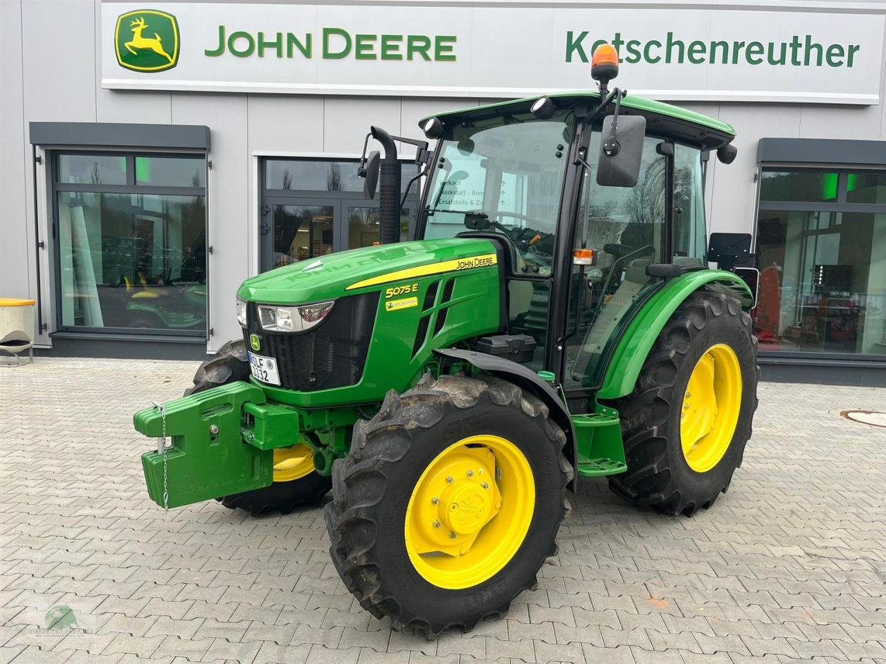 Traktor van het type John Deere 5075E, Neumaschine in Teichröda (Foto 1)