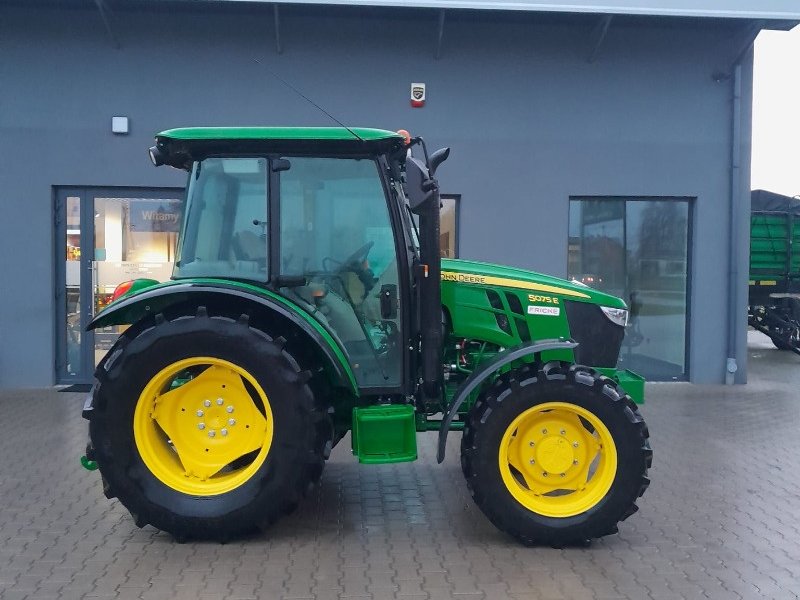 Traktor van het type John Deere 5075E, Gebrauchtmaschine in Mrągowo (Foto 1)