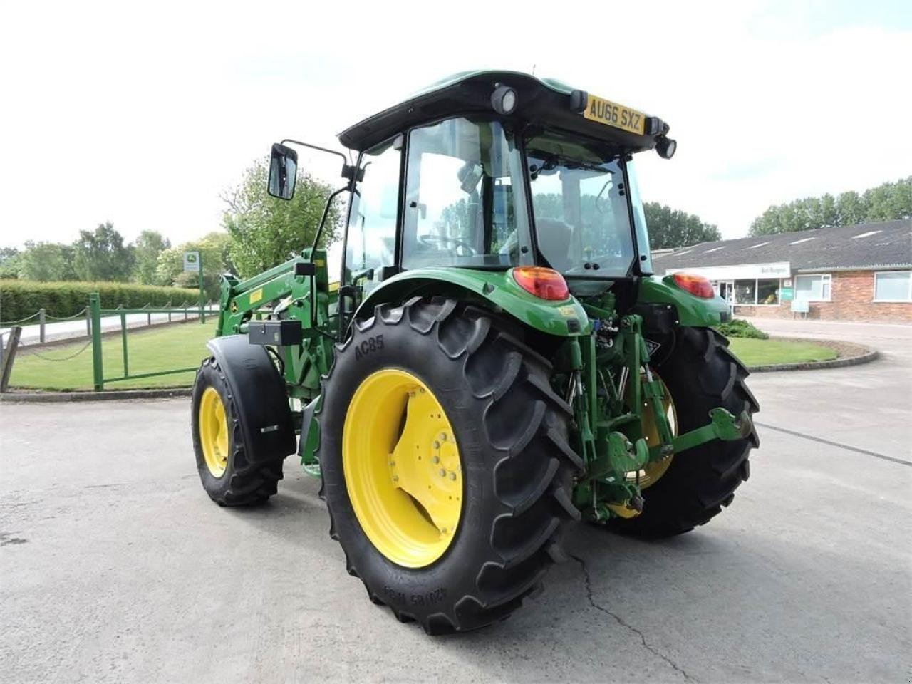 Traktor of the type John Deere 5085m, Gebrauchtmaschine in SPALDING (Picture 3)