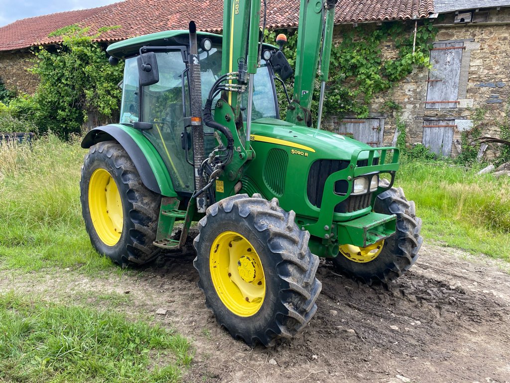 Traktor of the type John Deere 5090 R + CHARGEUR, Gebrauchtmaschine in PIERRE BUFFIERE (Picture 1)