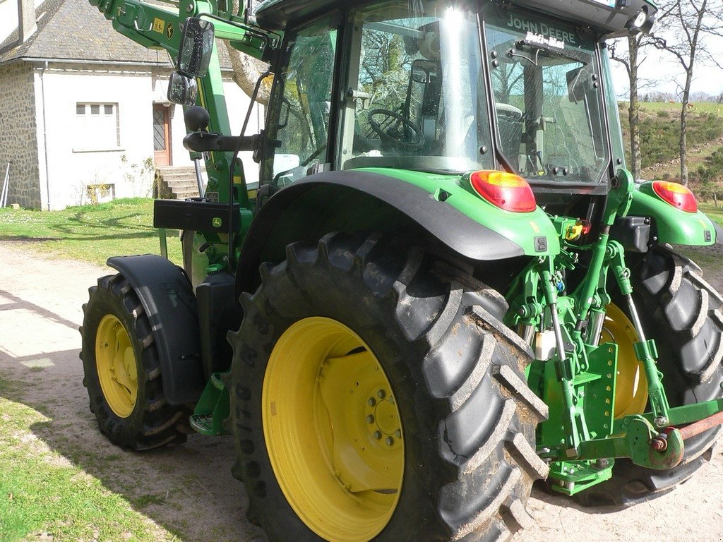 Traktor des Typs John Deere 5100 R + CHARGEUR, Gebrauchtmaschine in MEYMAC (Bild 3)