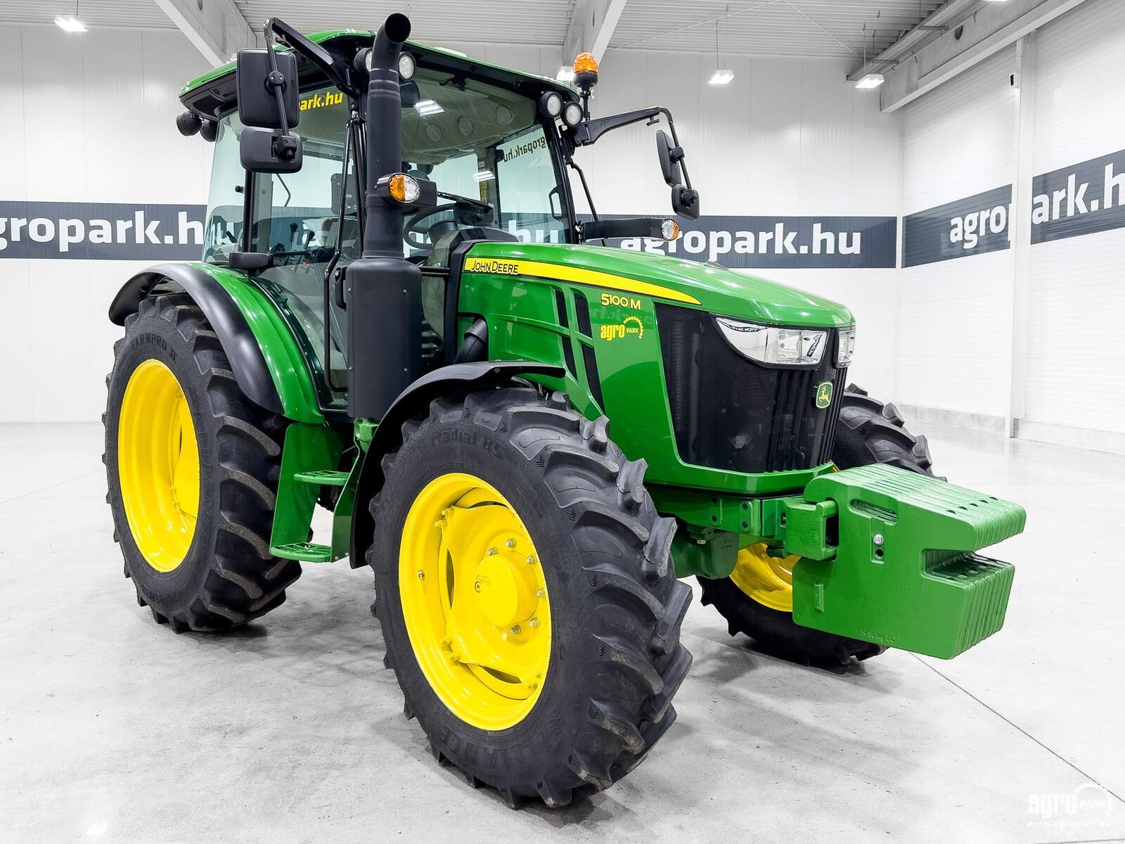 Traktor от тип John Deere 5100M, Gebrauchtmaschine в Csengele (Снимка 2)