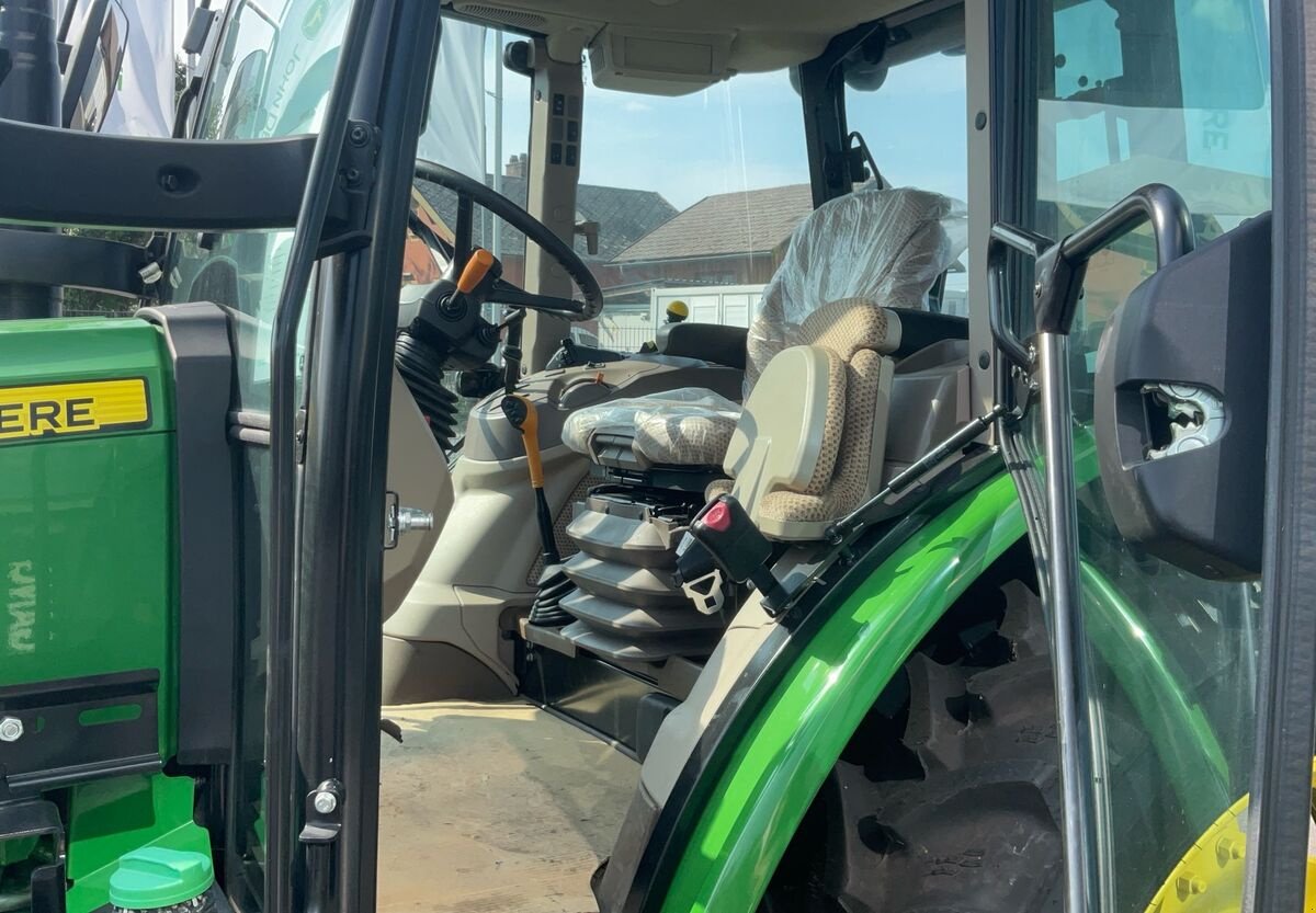 Traktor van het type John Deere 5100M, Neumaschine in Zwettl (Foto 5)