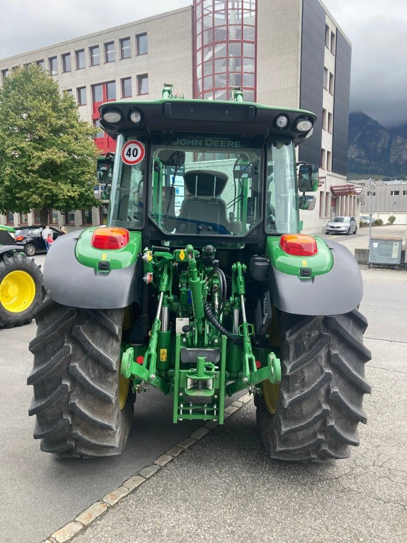 Traktor des Typs John Deere 5100R, Ausstellungsmaschine in Landquart (Bild 3)