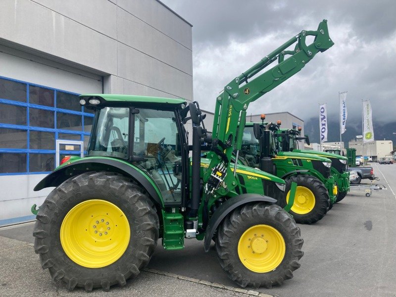 Traktor van het type John Deere 5100R, Ausstellungsmaschine in Landquart (Foto 1)