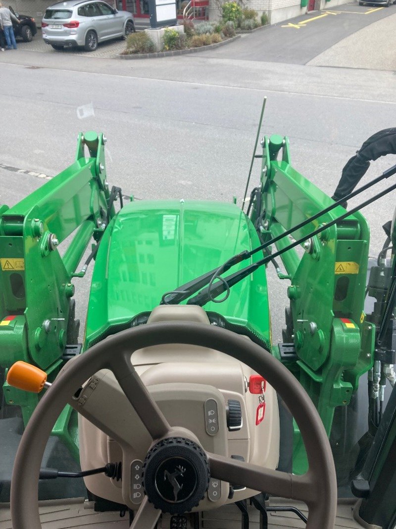 Traktor van het type John Deere 5100R, Ausstellungsmaschine in Landquart (Foto 4)