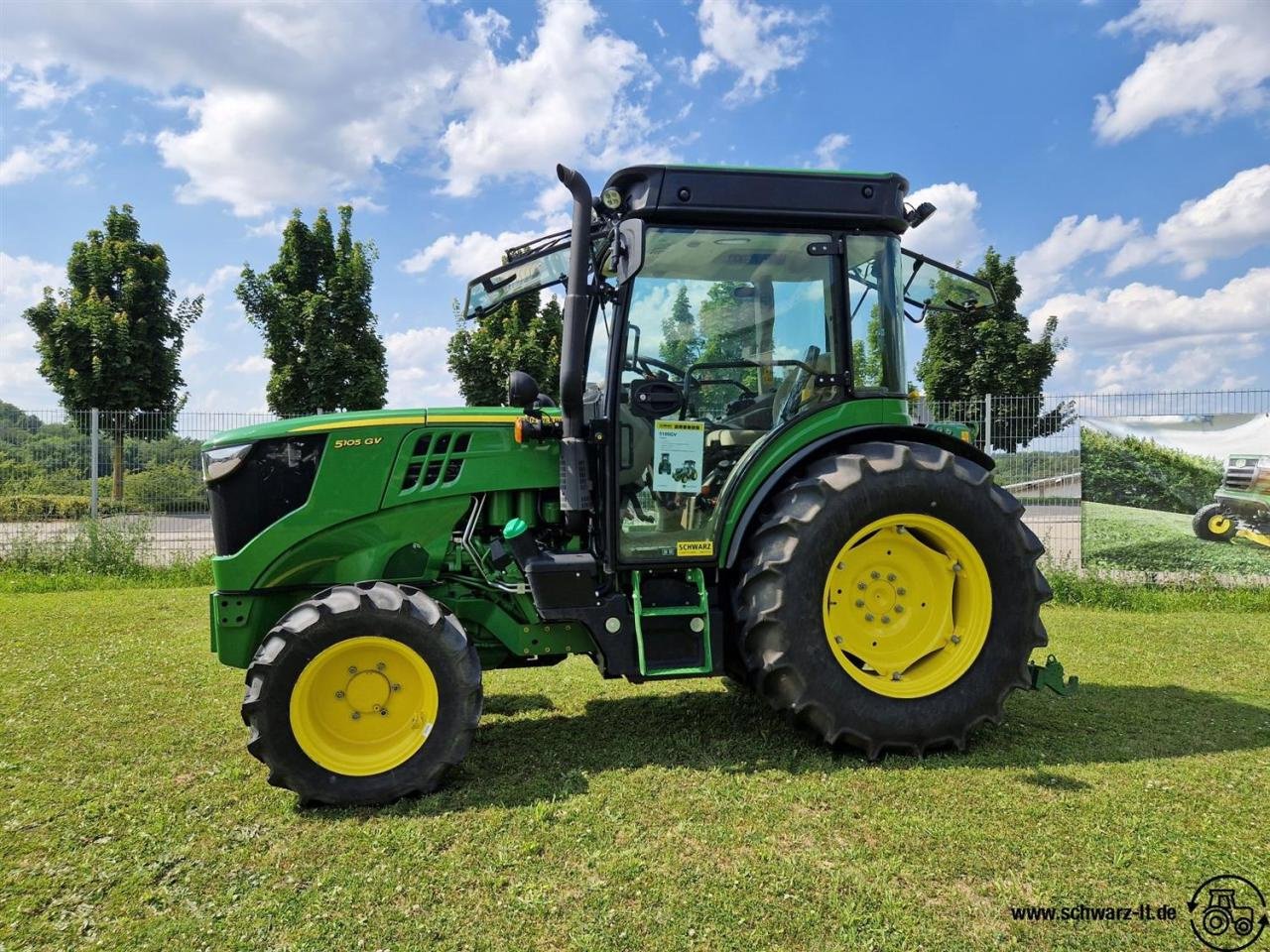 Traktor des Typs John Deere 5105GV, Neumaschine in Aspach (Bild 1)