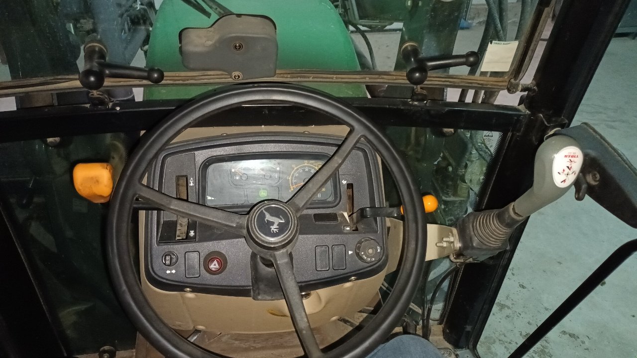 Traktor типа John Deere 5515 STD, Gebrauchtmaschine в LIGNY LE CHATEL (Фотография 5)
