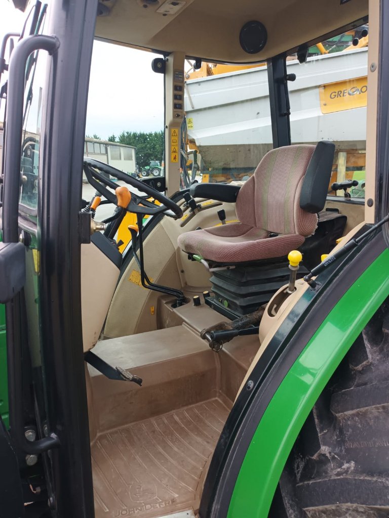 Traktor des Typs John Deere 5515 STD, Gebrauchtmaschine in LIGNY LE CHATEL (Bild 4)