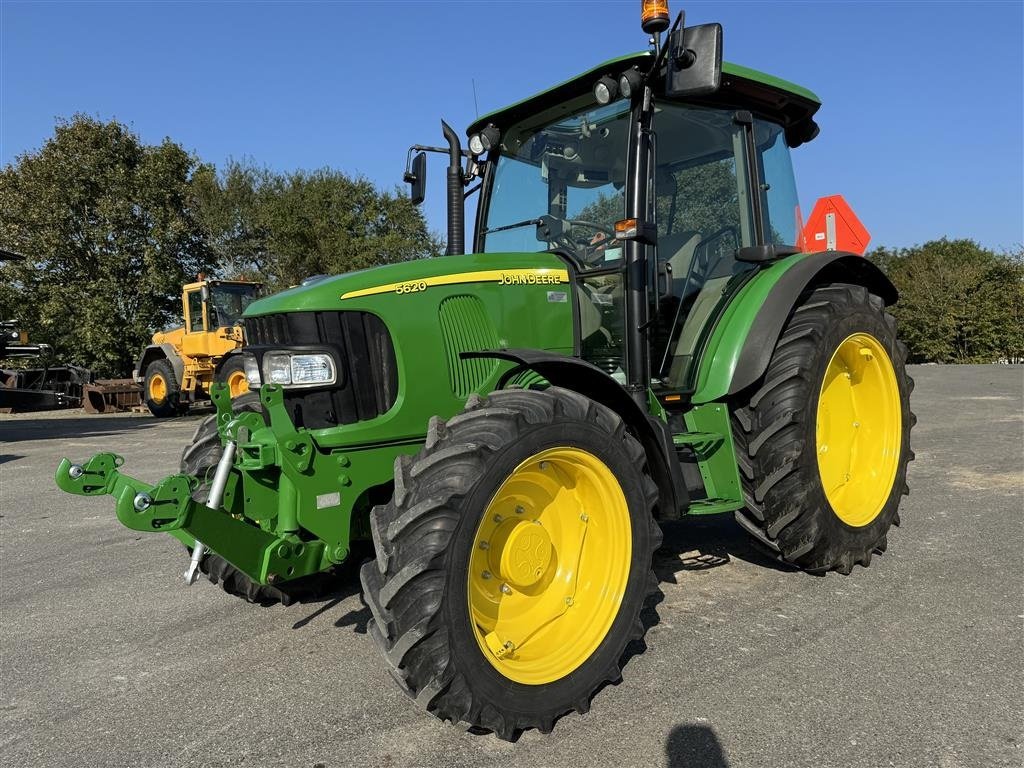 Traktor του τύπου John Deere 5620 KUN 2400 TIMER OG FRONT PTO!, Gebrauchtmaschine σε Nørager (Φωτογραφία 1)