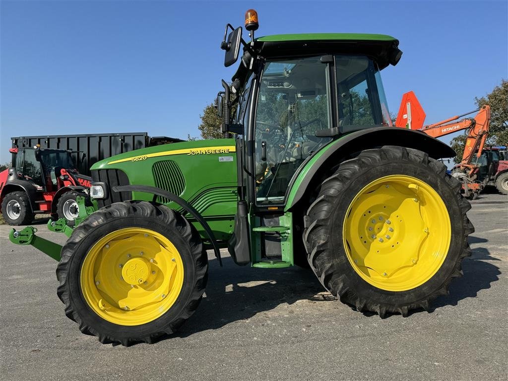 Traktor des Typs John Deere 5620 KUN 2400 TIMER OG FRONT PTO!, Gebrauchtmaschine in Nørager (Bild 3)