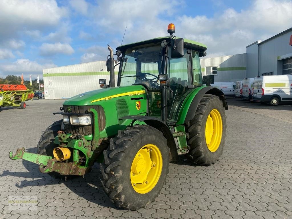 Traktor des Typs John Deere 5620, Gebrauchtmaschine in Mühlengeez (Bild 1)