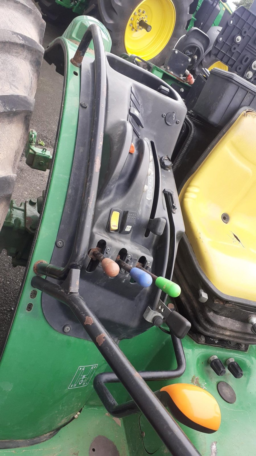 Traktor des Typs John Deere 5G, Gebrauchtmaschine in Les Touches (Bild 6)