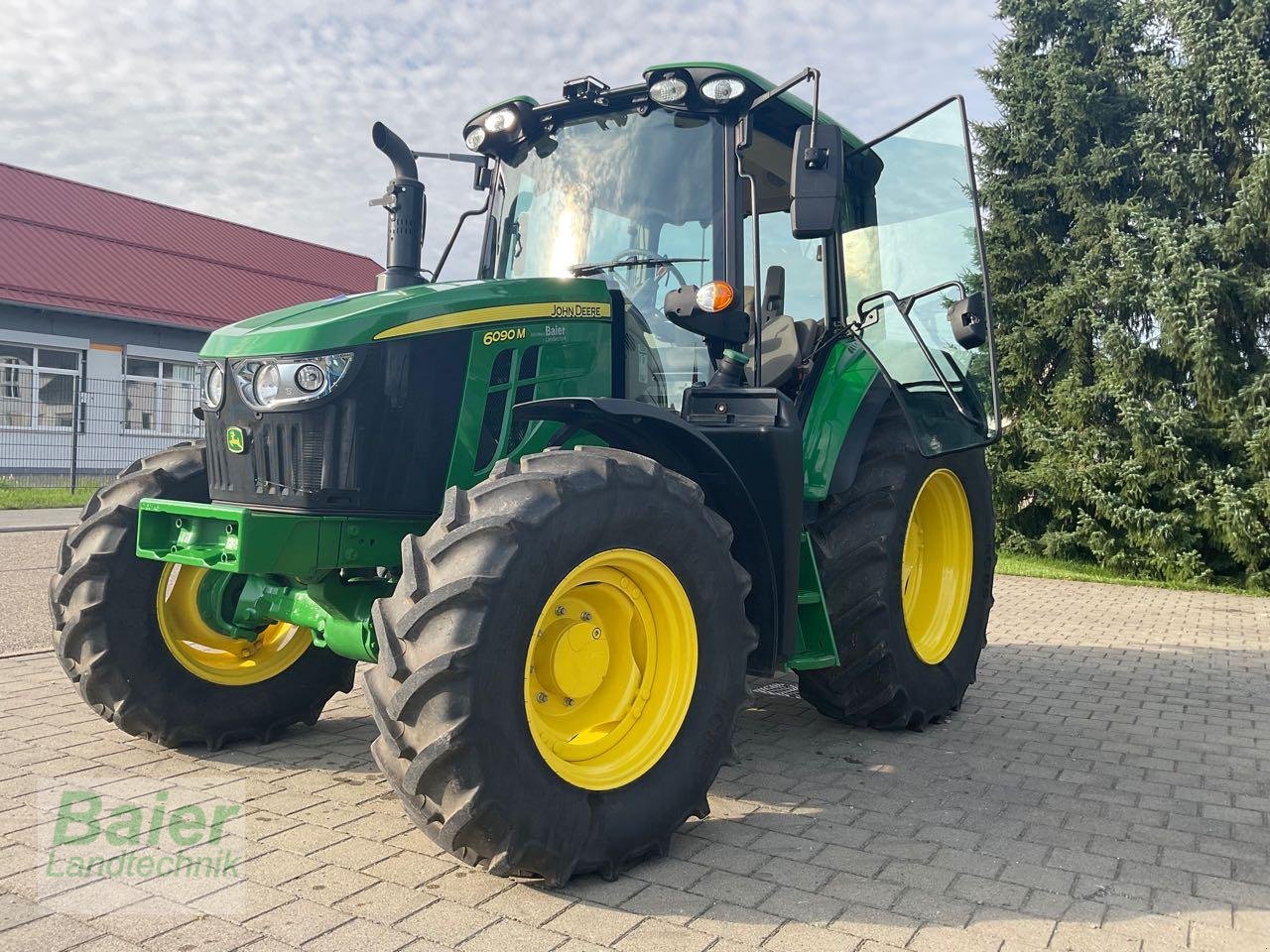 Traktor of the type John Deere 6090M, Gebrauchtmaschine in OBERNDORF-HOCHMOESSINGEN (Picture 1)