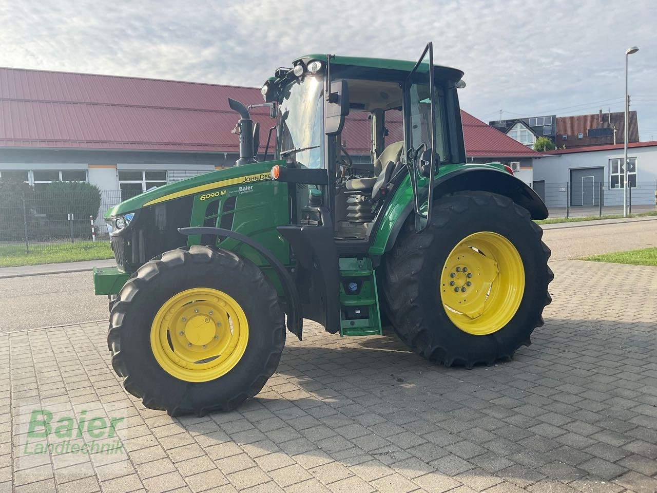 Traktor du type John Deere 6090M, Gebrauchtmaschine en OBERNDORF-HOCHMOESSINGEN (Photo 3)