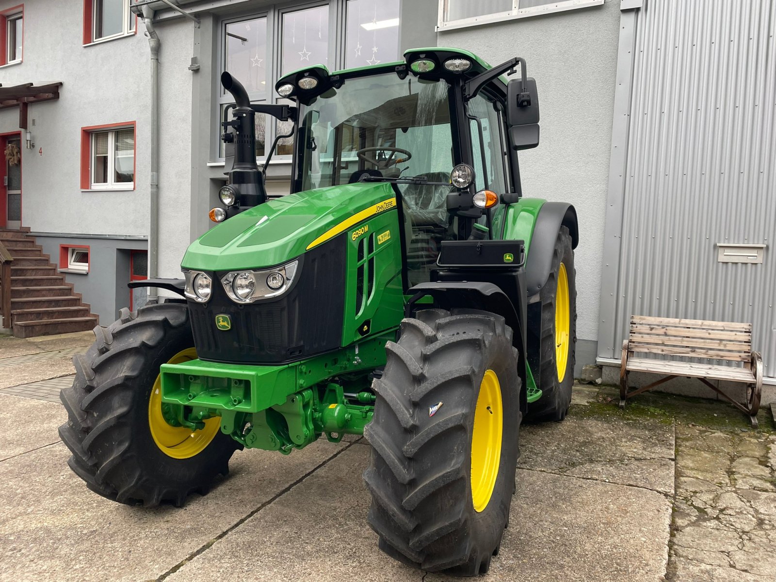 Traktor от тип John Deere 6090M, Neumaschine в Flörsbachtal (Снимка 1)