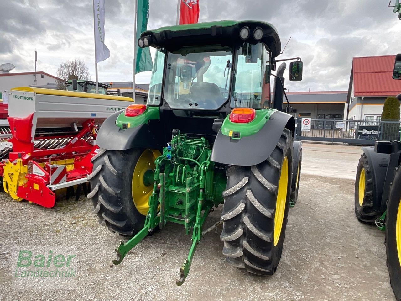 Traktor typu John Deere 6100 RC, Gebrauchtmaschine w OBERNDORF-HOCHMOESSINGEN (Zdjęcie 3)