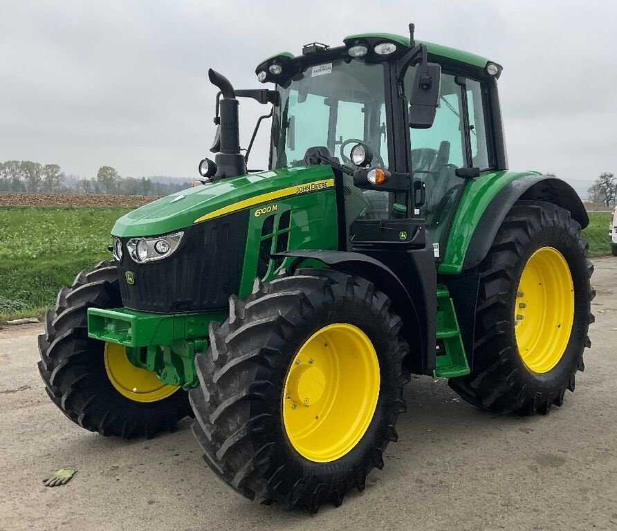 Traktor van het type John Deere 6100M, Neumaschine in Pasching (Foto 1)