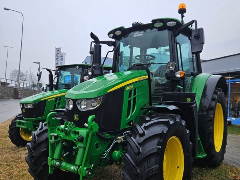 Traktor Türe ait John Deere 6100M, Neumaschine içinde Arbedo (resim 1)