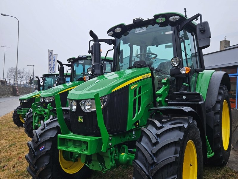 Traktor del tipo John Deere 6100M, Neumaschine en Arbedo (Imagen 1)