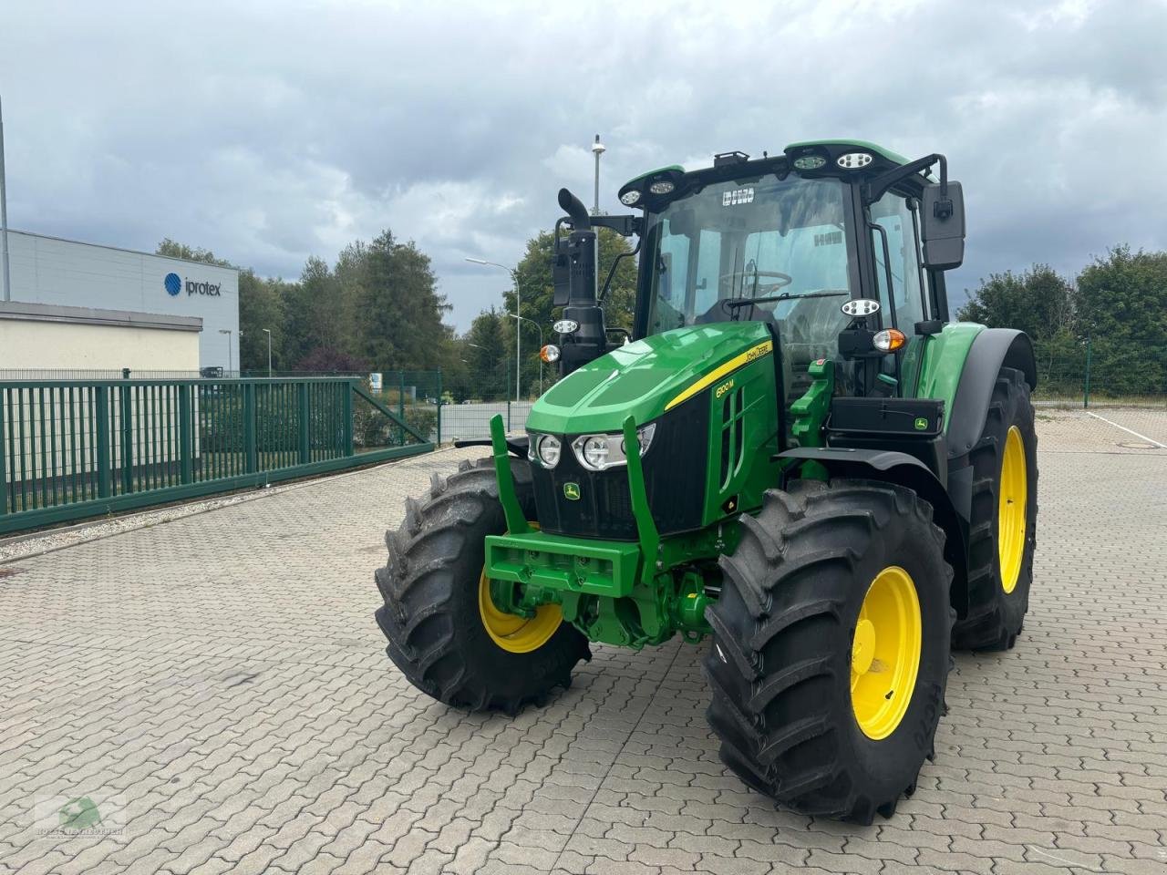 Traktor tipa John Deere 6100M, Neumaschine u Münchberg (Slika 1)